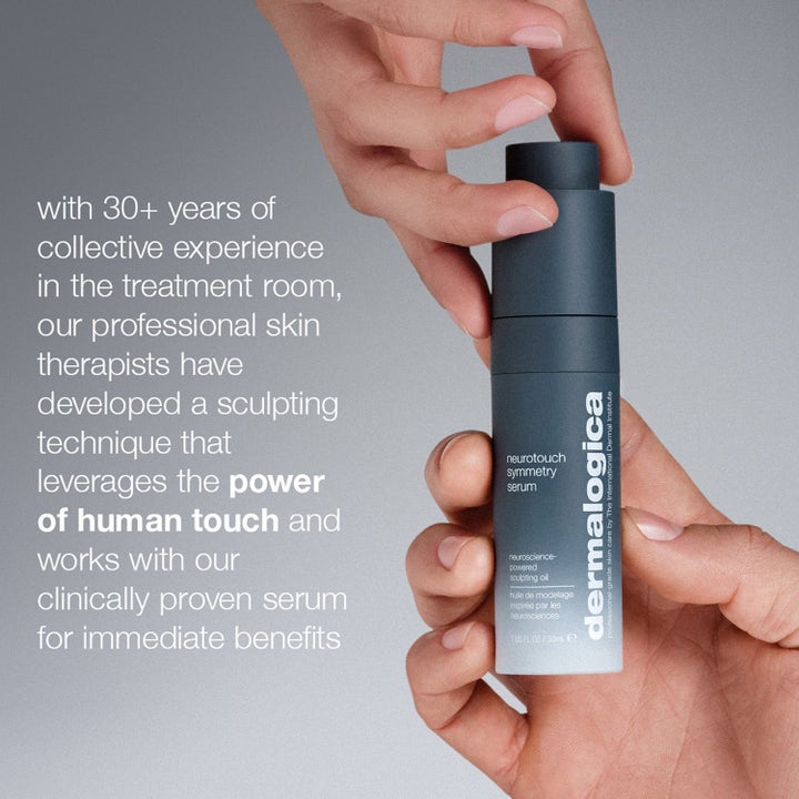 Dermalogica Neurotouch Symmetry Serum 30 ml muotoileva kasvoöljy harmaassa pullossa käsien välissä