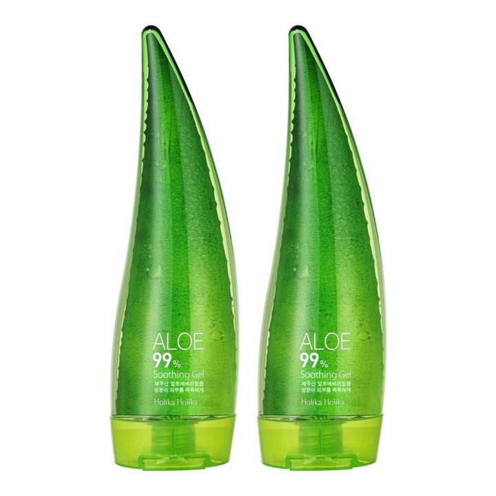 Holika Holika Aloe 99% Soothing Gel 2 kpl rauhoittava geeli kahdessa vihreässä aloe-lehden muotoisessa pullossa.