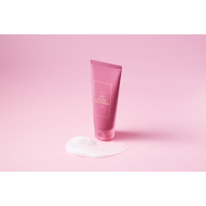 I'm from Fig Foam Cleanser 150 ml puhdistava kasvonpuhdistusaine pinkissä tuubissa ja pehmeää valkoista vaahtoa