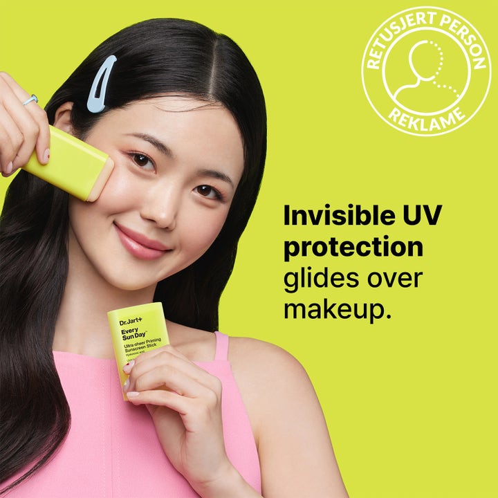 Dr.Jart+ Every Sun Day Ultra-Sheer Priming Sunscreen Stick 19 g nainen levittää keltaista puikkoa meikin päälle.