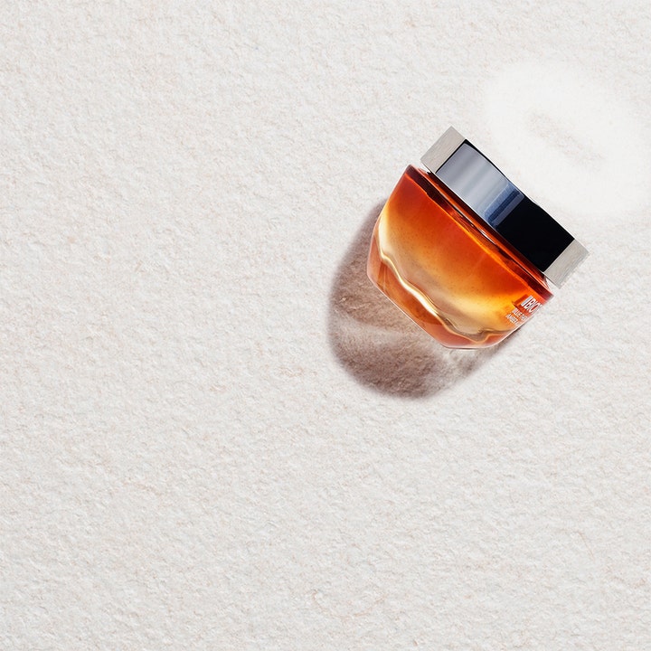 Biotherm Blue Therapy Amber Algae Revitalize 50 ml elvyttävä yövoide meripihkanvärisessä lasipurkissa vaalealla taustalla.