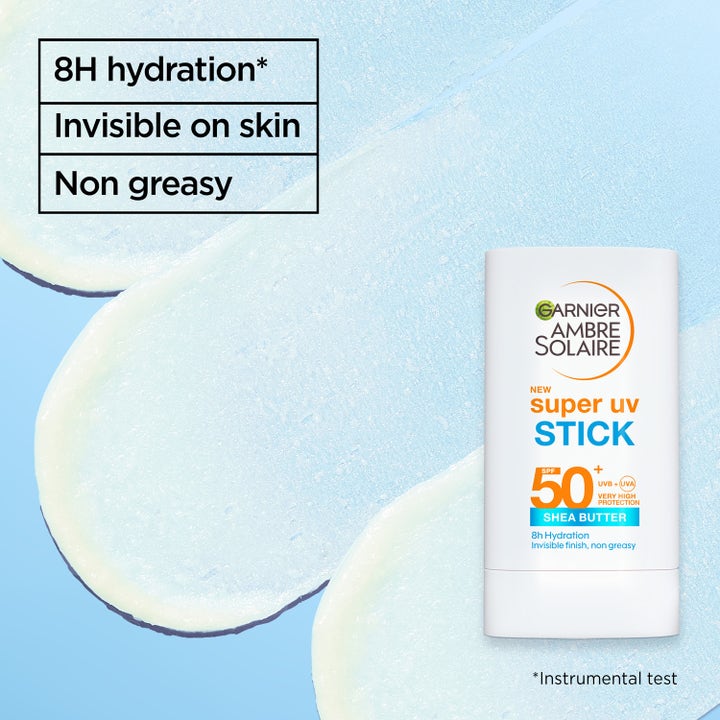 Garnier Ambre Solaire Super UV Invisible Stick 18 g SPF 50+ aurinkosuojapuikko ja läpinäkyvä voidekoostumus.