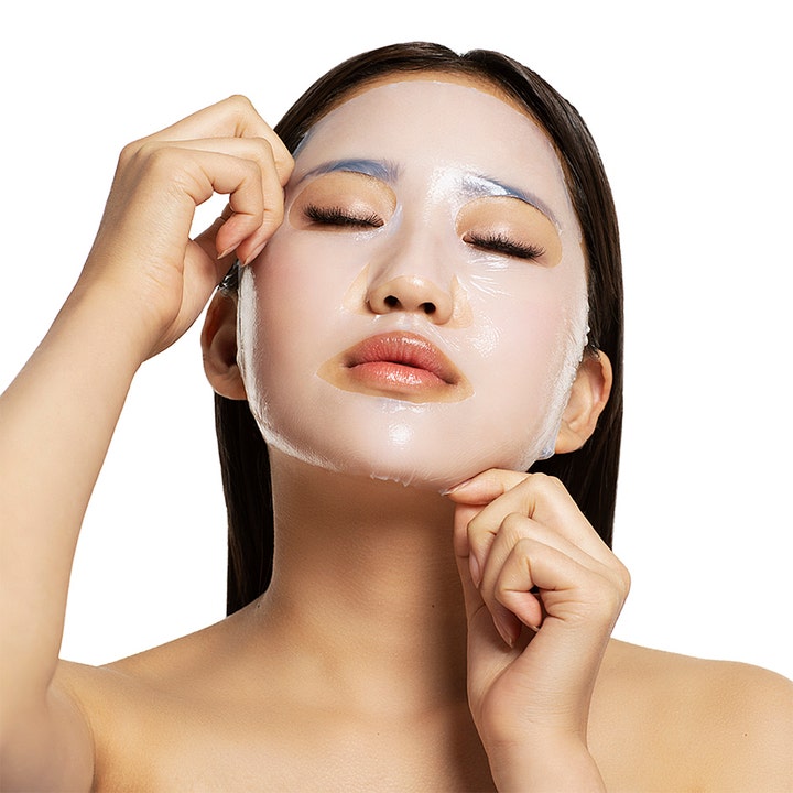 Starskin After Party Brightening 40 g kirkastava sheet mask asetettuna naisen kasvoille.