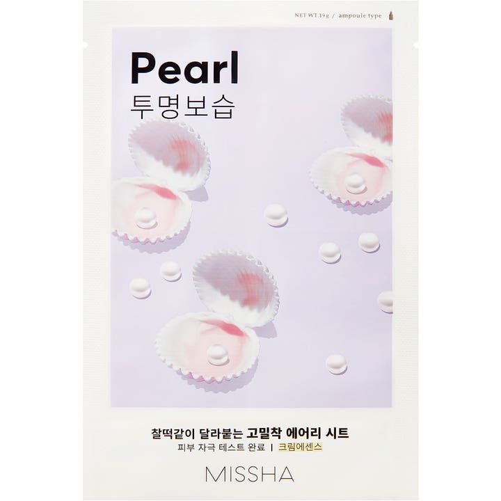 Missha Pearl 19 g heleyttävä kangasnaamio valkoisessa pakkauksessa, jossa on vaaleanvioletti kuvio helmistä ja simpukoista.