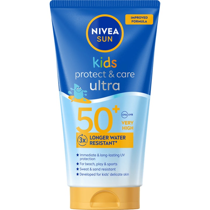 Nivea Sun Kids Protect & Care Ultra SPF 50+ aurinkovoide lapsille sinisessä tuubissa keltaisella korkilla.