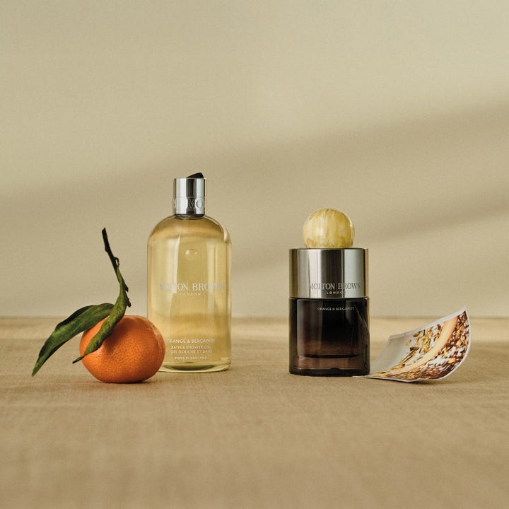 Molton Brown Orange & Bergamot Bath & Shower Gel 300 ml virkistävä suihkugeeli kirkkaassa pullossa appelsiinin kera.