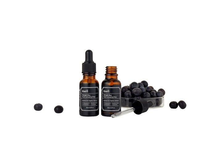 Klairs Midnight Blue Youth Activating Drop 20 ml seerumi ja ruskeat lasipullot mustikoilla