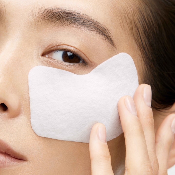 Shiseido Vital Perfection Uplifting & Firming Express Eye Mask 5 g kiinteyttävä silmänympärysnaamio valkoinen lappu iholla.