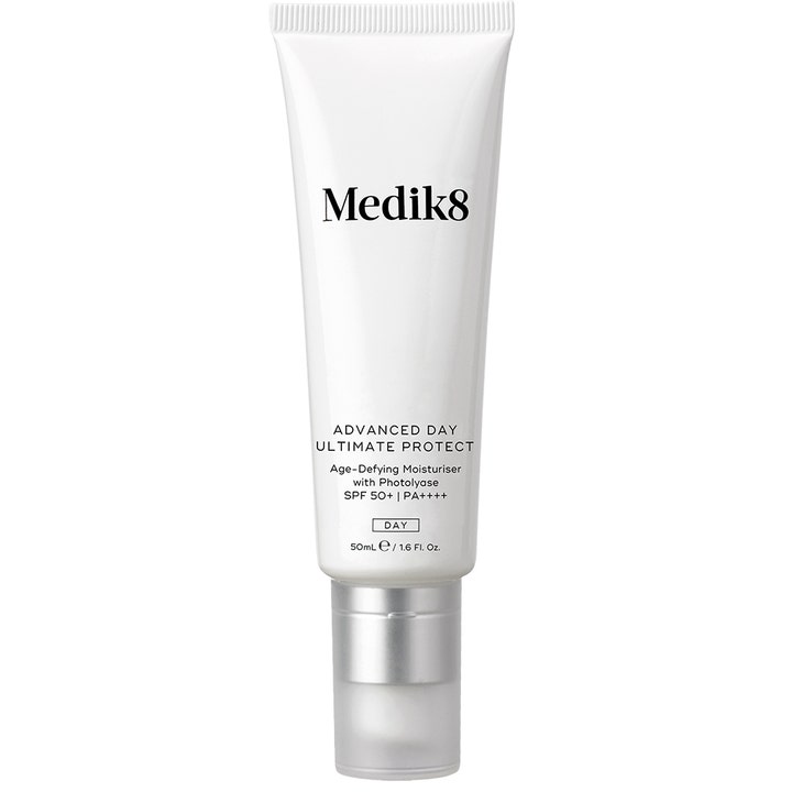 Medik8 Advanced Day Ultimate Protect 50 ml ikääntymistä estävä päivävoide SPF 50 valkoisessa tuubissa hopeisella korkilla