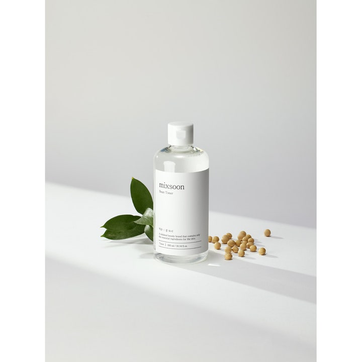Mixsoon Bean Toner 300 ml kosteuttava kasvovesi kirkkaassa pullossa soijapapujen ja lehtien kera.