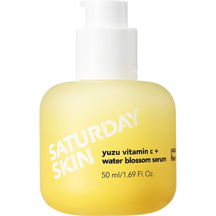 Saturday Skin Yuzu Vitamin C + Water Blossom Serum 50 ml kirkastava seerumi keltaisessa huurteisessa pumppupullossa