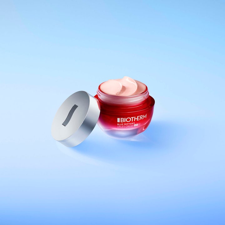 Biotherm Blue Peptides Uplift Night Cream 50 ml kiinteyttävä yövoide punaisessa lasipurkissa vaaleanpunaisella voiteella.