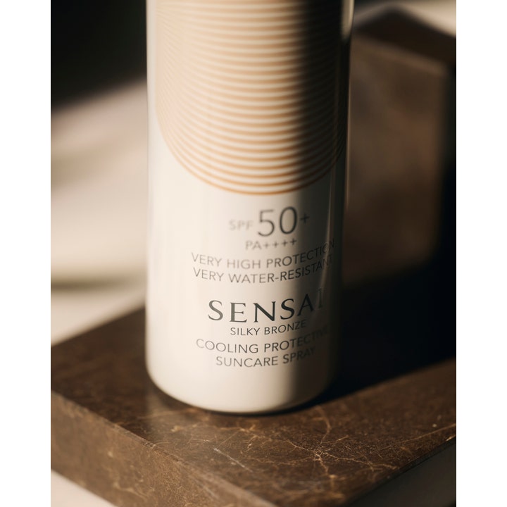 Sensai Silky Bronze Cooling Protective Suncare Spray SPF50 150 ml aurinkovoide valkoisessa spraypullossa.