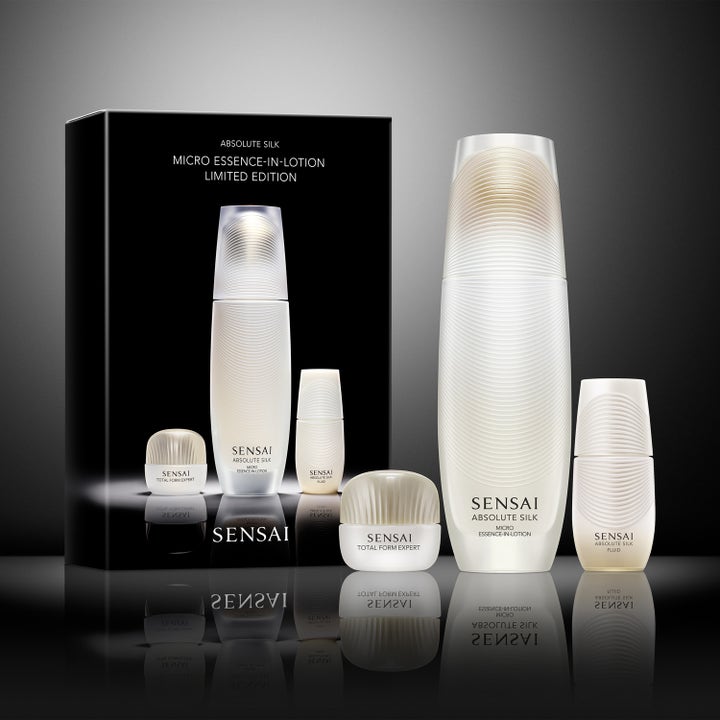 Sensai Absolute Silk Micro Essence-In-Lotion 150 ml ihonhoitosetti mustassa pakkauksessa.