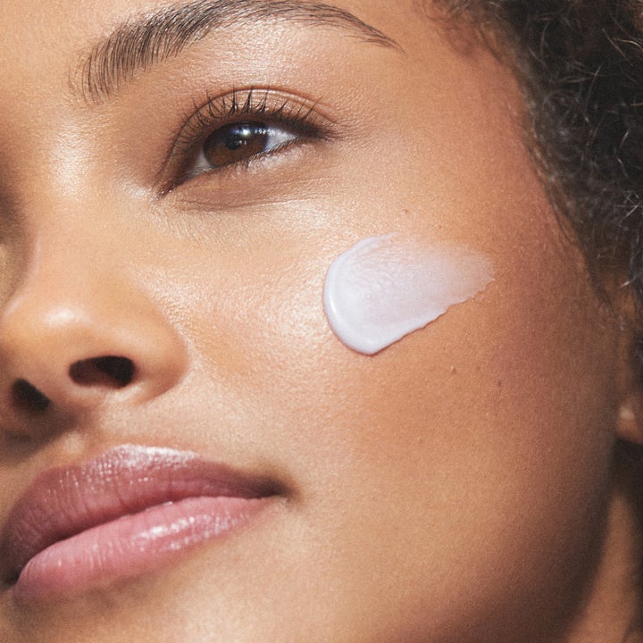 KORA Organics Plant Stem Cell Retinol Alternative Moisturizer 15 ml silottava kasvovoide vaaleana tekstuurina iholla.