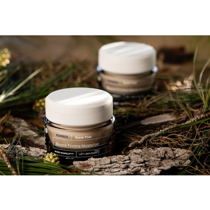 Korres Black Pine 4D Bounce Firming Moisturizer 40 ml kiinteyttävä päivävoide tummassa lasipurkissa kaarnan päällä