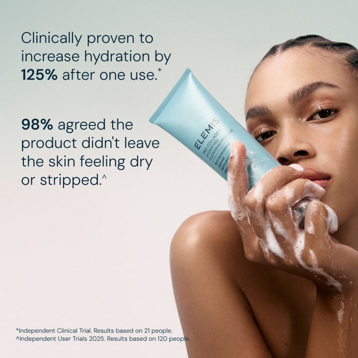 Elemis Pro-Collagen Hydrating Cleansing Mousse 125 ml kosteuttava puhdistusvaahto nainen levittää vaahtoa ja käyttöohjeet.