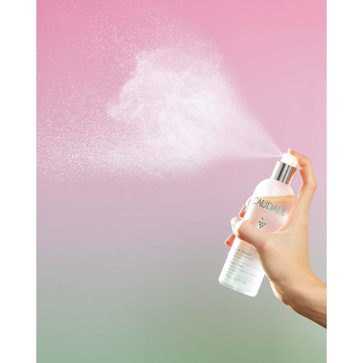 Caudalie Beauty Elixir 100 ml heleyttävä kasvosuihke luo hienojakoisen sumun suihkutettaessa huurteisesta lasipullosta.