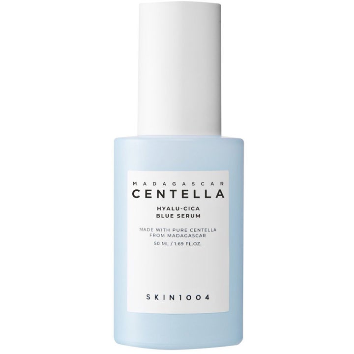 SKIN1004 Madagascar Centella Hyalu-Cica Blue Serum 50 ml kosteuttava seerumi vaaleansinisessä huurteisessa pullossa.