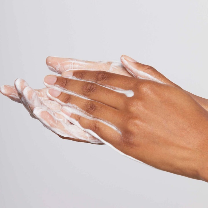 Dermalogica Discover Healthy Skin Kit puhdistava ihonhoitosetti ja käsissä vaahtoava valkoinen puhdistustuote.