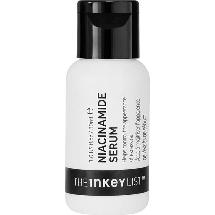 The Inkey List Niacinamide Serum 30 ml tasapainottava seerumi valkoisessa pullossa, jossa on musta korkki