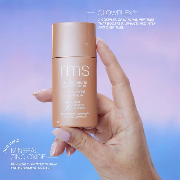 RMS Beauty SuperNatural Tinted Serum SPF30 30 ml heleyttävä seerumi kädessä GlowPlex ja sinkkioksidi maininnoin.