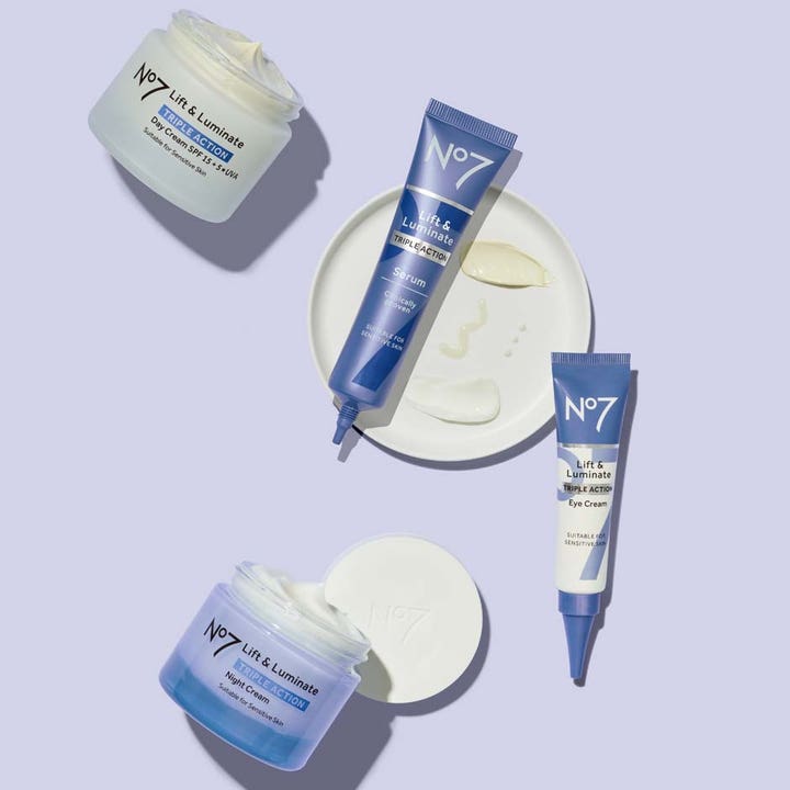 No7 Lift & Luminate Triple Action Day Cream 50 ml kirkastava päivävoide ja ihonhoitosarja lilanvärisellä taustalla.