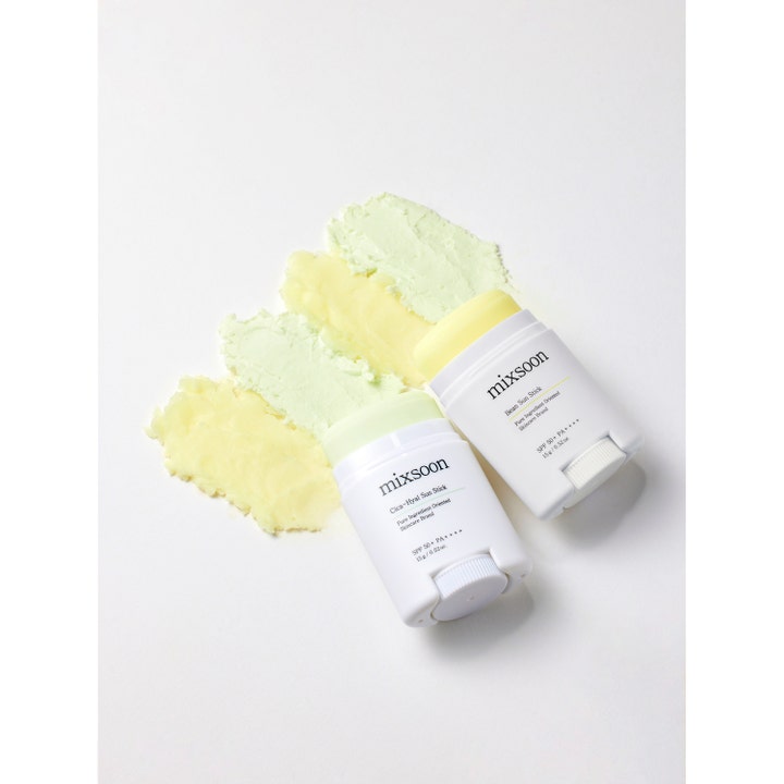 Mixsoon Bean Sun Stick 15 g aurinkosuojapuikko SPF 50+ valkoisessa hylsyssä keltaisilla ja vihreillä voidemaisilla vedoilla