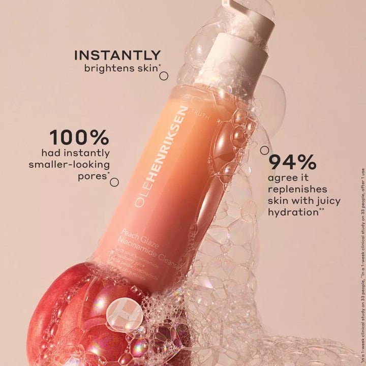Ole Henriksen Truth Peach Cleanser 148 ml kirkastava puhdistusgeeli persikan ja vaahdon ympäröimänä