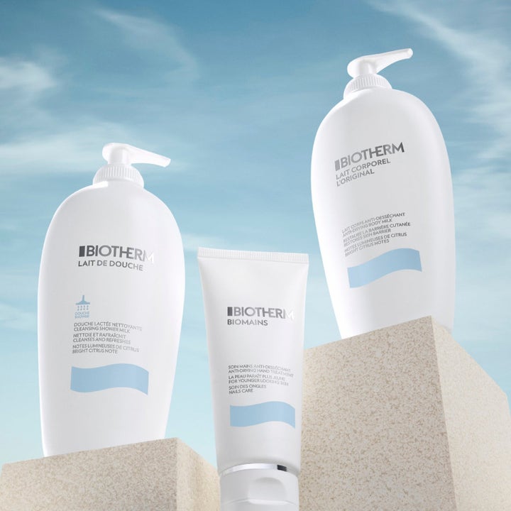 Biotherm Lait Corporel 800 ml kosteuttava vartalovoide ja suihkuvoide valkoisissa pakkauksissa kivijalustoilla.