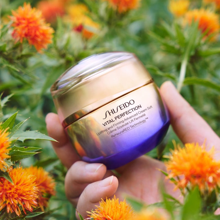 Shiseido Vital Perfection Uplifting & Firming Advanced Soft Cream 50 ml kiinteyttävä kasvovoide kukkien keskellä.
