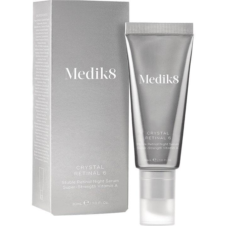 Medik8 Crystal Retinal 6 30 ml uudistava yöseerumi hopeisessa tuubissa ja harmaassa ulkopakkauksessa.