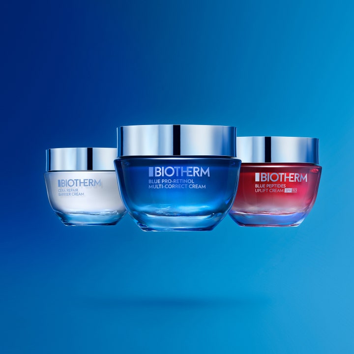 Biotherm Blue Pro-Retinol 30 ml silottava kasvovoide sinisessä lasipurkissa muiden voiteiden keskellä.