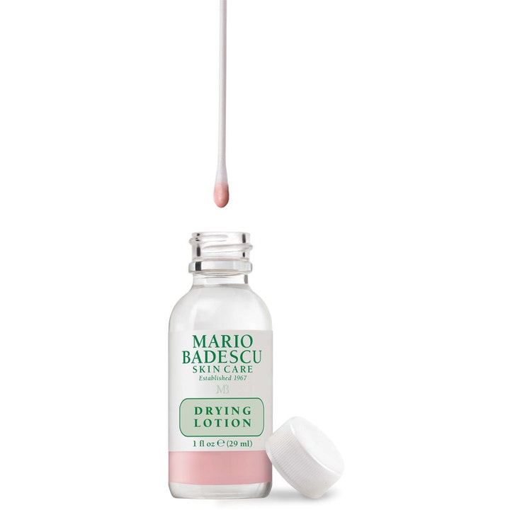 Mario Badescu Drying Lotion 29 ml näppyjä kuivattava seerumi lasipullossa, johon kastetaan vanupuikko.