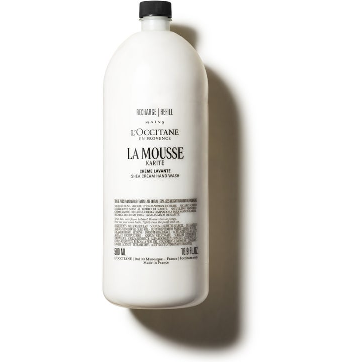 L'Occitane La Mousse Karité 500 ml pehmentävä käsisaippua valkoisessa täyttöpullossa mustalla korkilla.