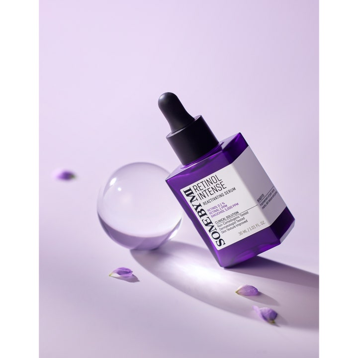 Some By Mi Retinol Intense Reactivating Serum 30 ml uudistava kasvoseerumi violetissa lasipullossa mustalla pipetillä.