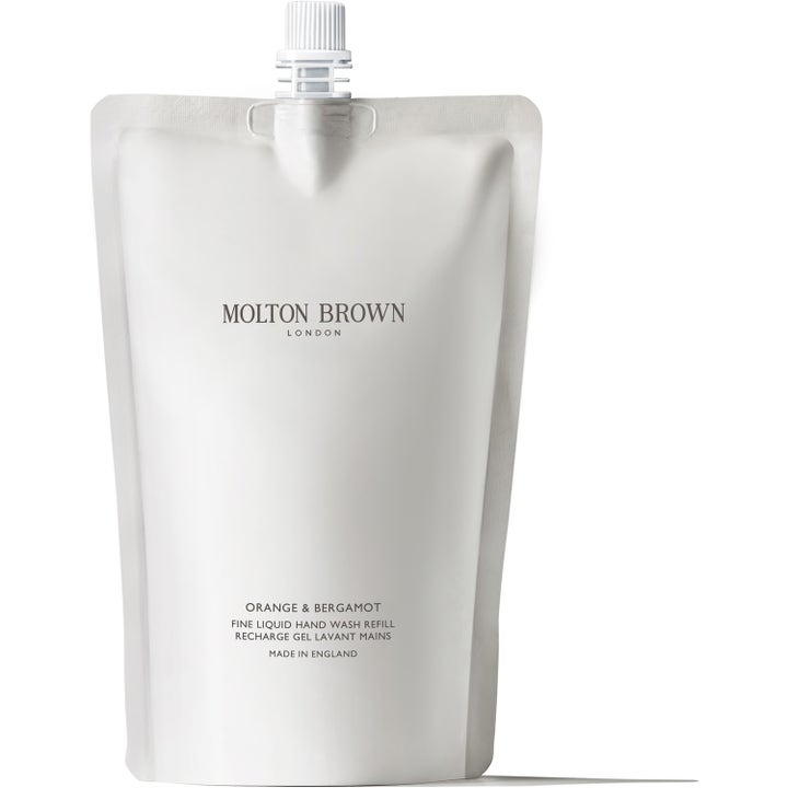 Molton Brown Orange & Bergamot 400 ml nestesaippuan täyttöpakkaus on valkoinen pussi valkoisella korkilla.