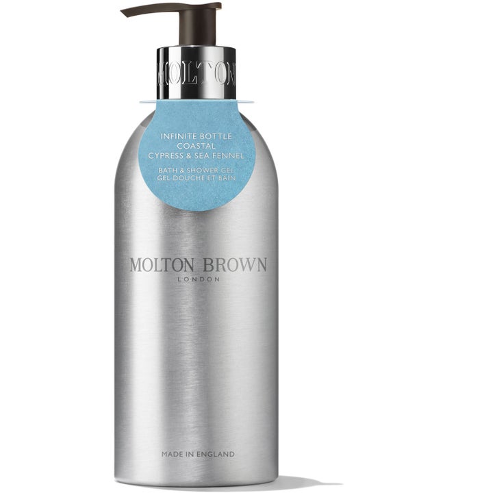 Molton Brown Coastal Cypress & Sea Fennel Infinite Bottle suihkugeeli hopeisessa alumiinipullossa jossa on tumma pumppu