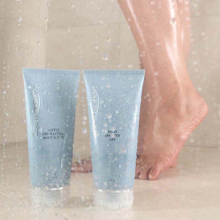 Beauté Pacifique Mild Shower Gel 200 ml hellävarainen suihkugeeli vaaleansinisessä tuubissa suihkun vesipisaroissa.