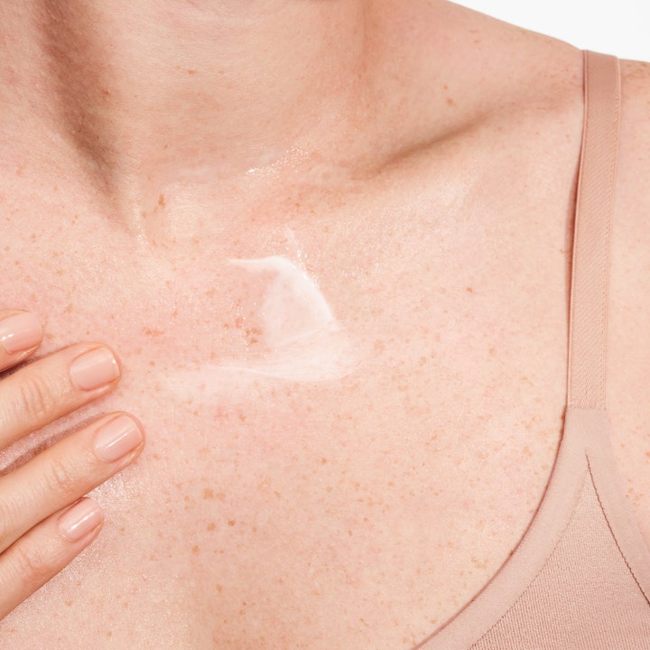 Clinique Moisture Surge Body Hydrator 200 ml kosteuttava vartalovoide jonka kermainen koostumus levittyy iholle.