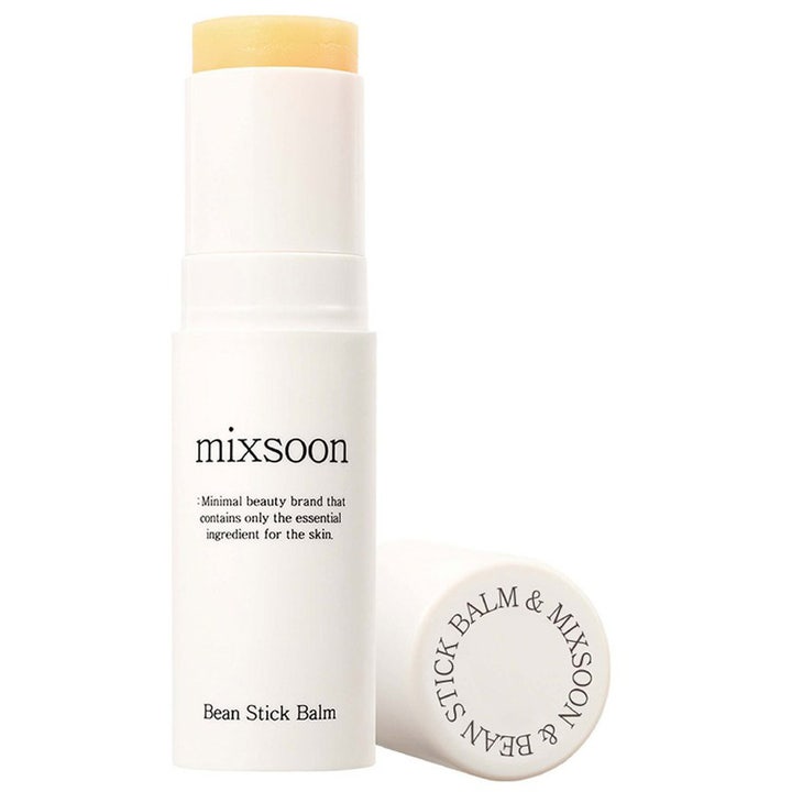 Mixsoon Bean Stick Balm 11,5 g ravitseva monitoimipuikko valkoisessa mattapintaisessa hylsyssä ja keltaista voidetta.