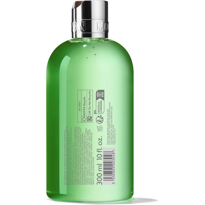 Molton Brown Infusing Eucalyptus 300 ml virkistävä suihkugeeli takaa katsottuna kirkkaan vihreässä pullossa.