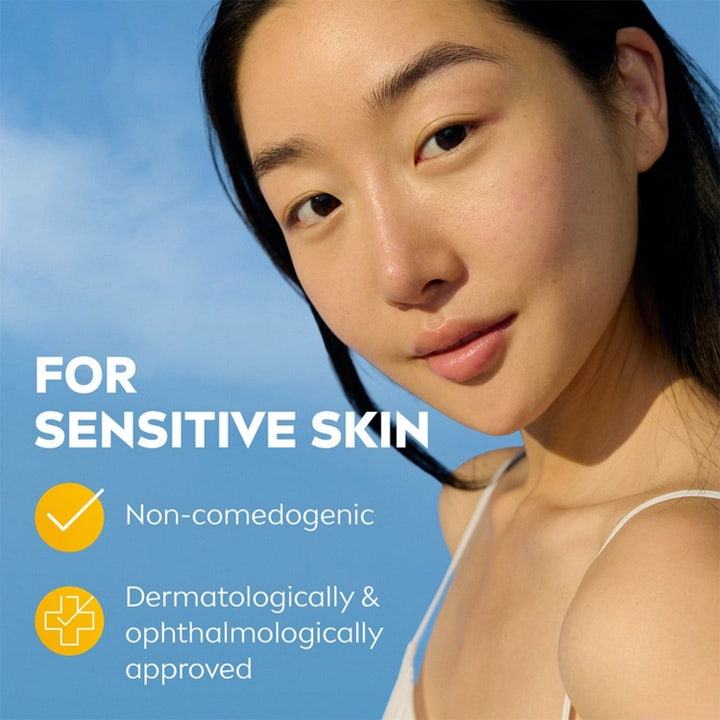 NIVEA UV Face Sensitive Cream SPF 50+ 40 ml suojaava aurinkovoide kasvoille nainen ja teksti For Sensitive Skin