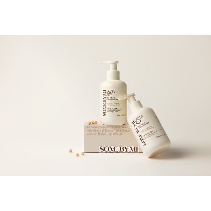 Some By Mi Lactosoy Mild Bubble Peeling Cleanser 180 ml kuoriva puhdistusvaahto kahdessa valkoisessa pumppupullossa.