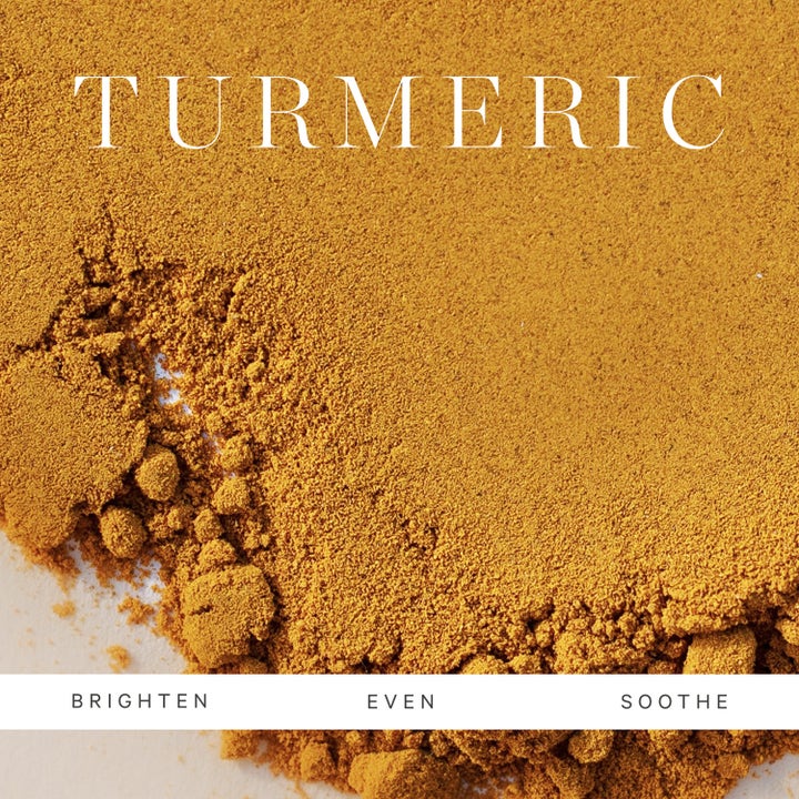 KORA Organics Turmeric Glow Foaming Cleanser 150 ml kirkastava puhdistusvaahto, keltainen kurkumajauhe ja teksti Turmeric.