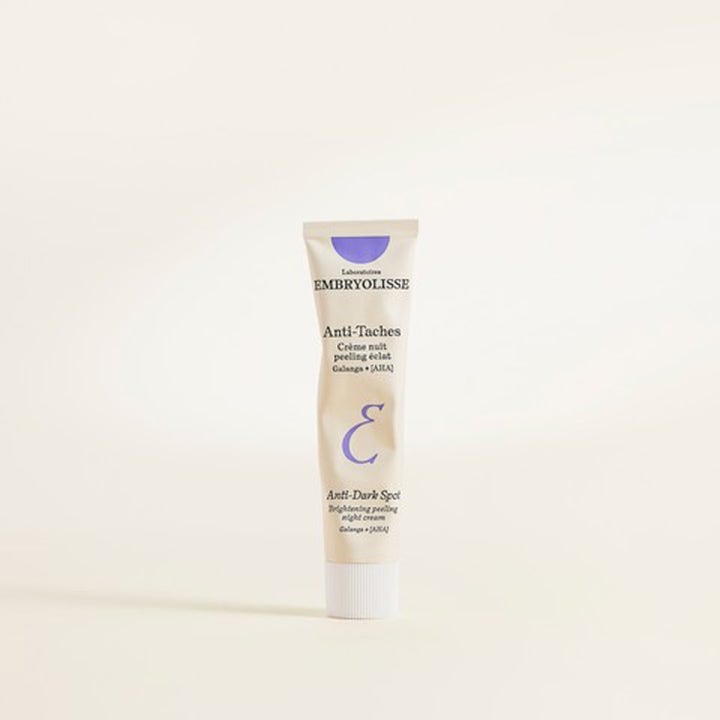 Embryolisse Brightening Dark Spot Night Peeling 40 ml AHA-yövoide kirkastaa ihoa vaaleassa liilakuvioisessa tuubissa.