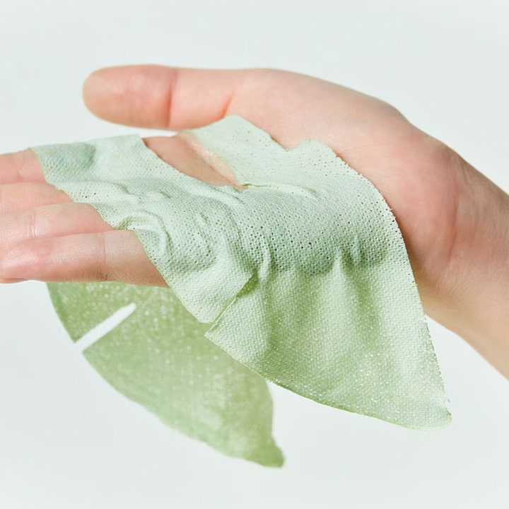 Dr.Jart+ Dermask Pore-remedy Purifying Mud Mask 13 g puhdistava savinaamio kädellä levitettynä.