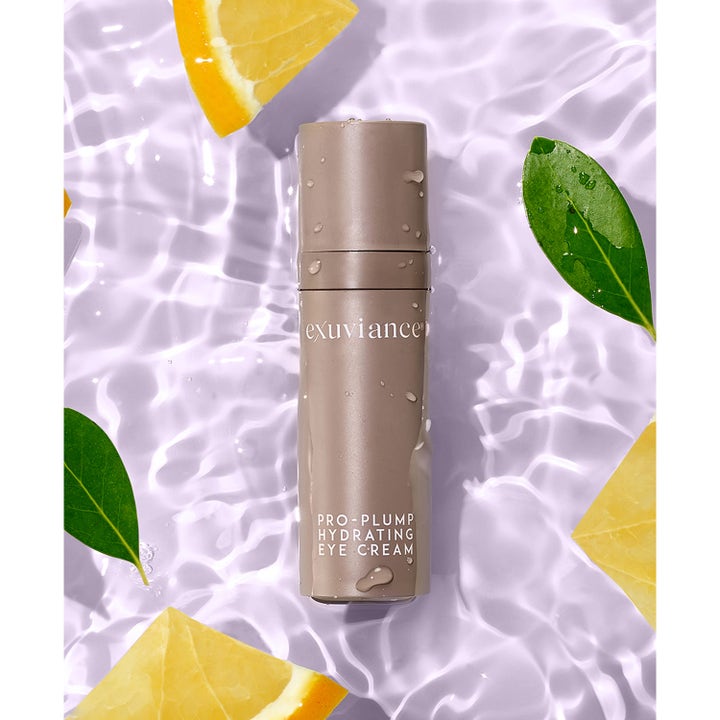 Exuviance Pro-Plump Hydrating Eye Cream 15 g kosteuttava silmänympärysvoide beigessä pullossa veden ja sitruunoiden kera.