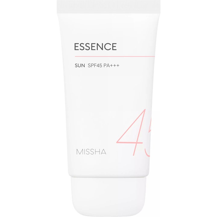 Missha Essence Sun SPF45 50ml kosteuttava aurinkosuojavoide valkoisessa tuubissa jossa on vaaleanpunaisia yksityiskohtia.