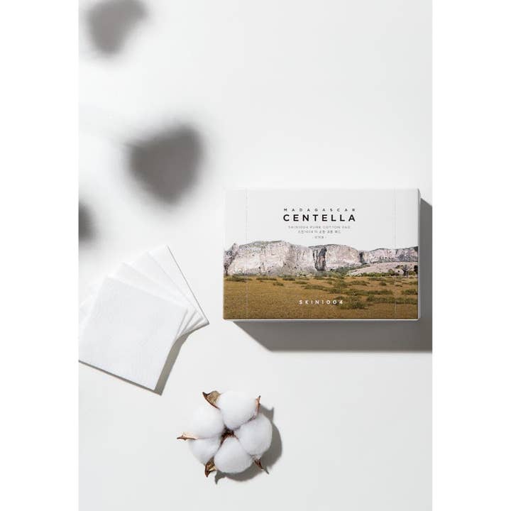 SKIN1004 Madagascar Centella Pure Cotton Pad puhdistavat vanulaput ja pehmeä puuvillan kukka valkoisella taustalla.